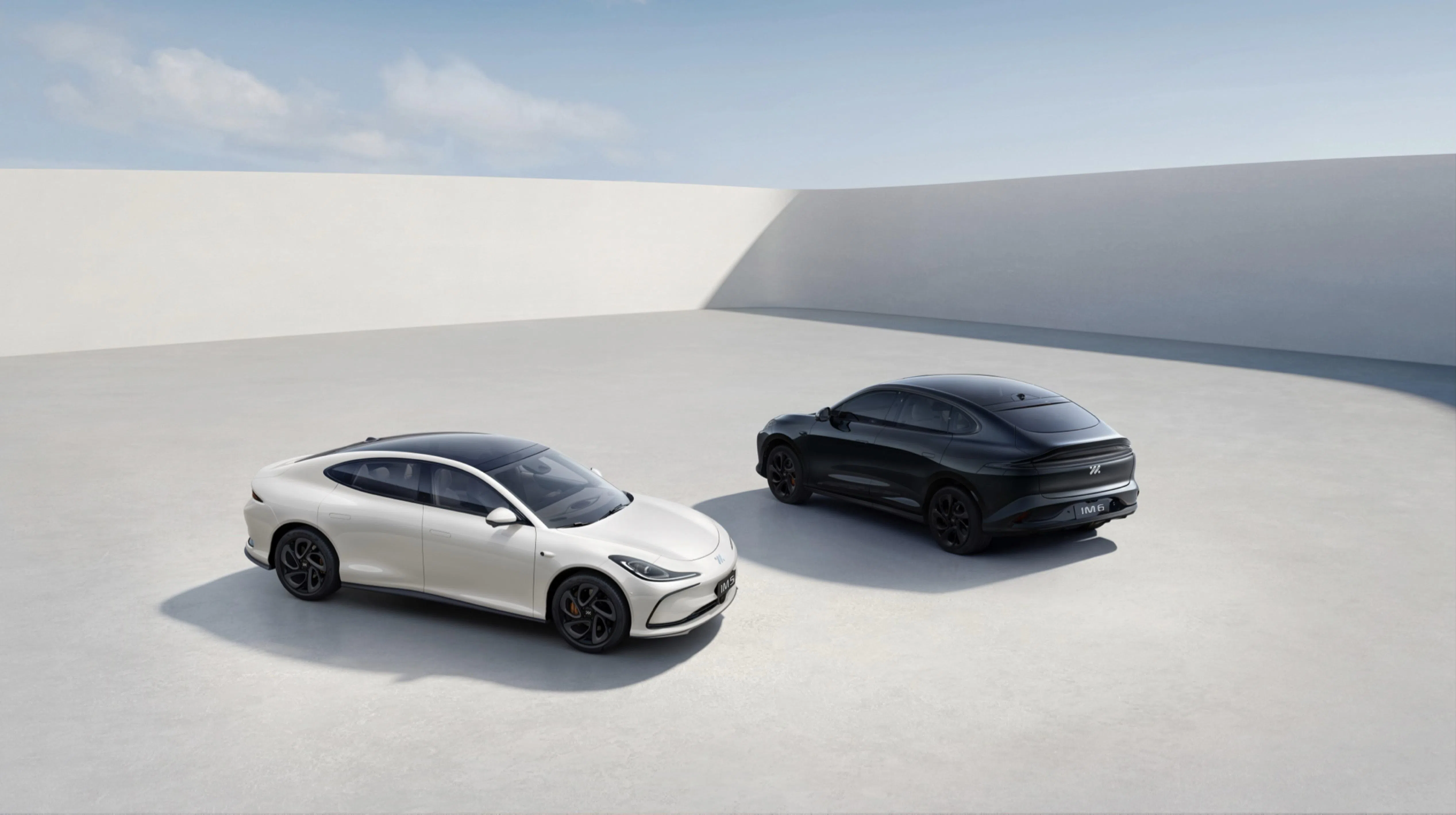 智己IM5轿车（左）和IM6轿跑SUV主打各种高科技功能。（车商提供）