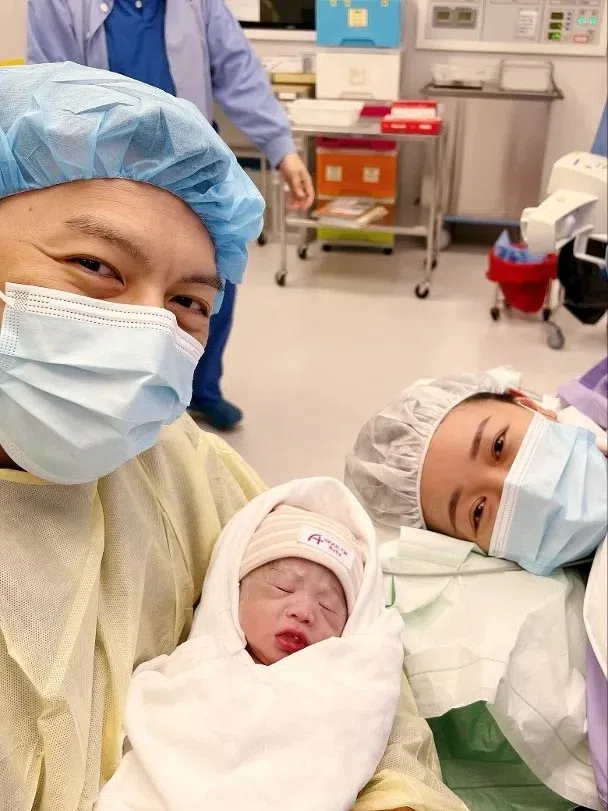 张宝儿（右）生产顺利，袁伟豪喜当二宝爸。（互联网）