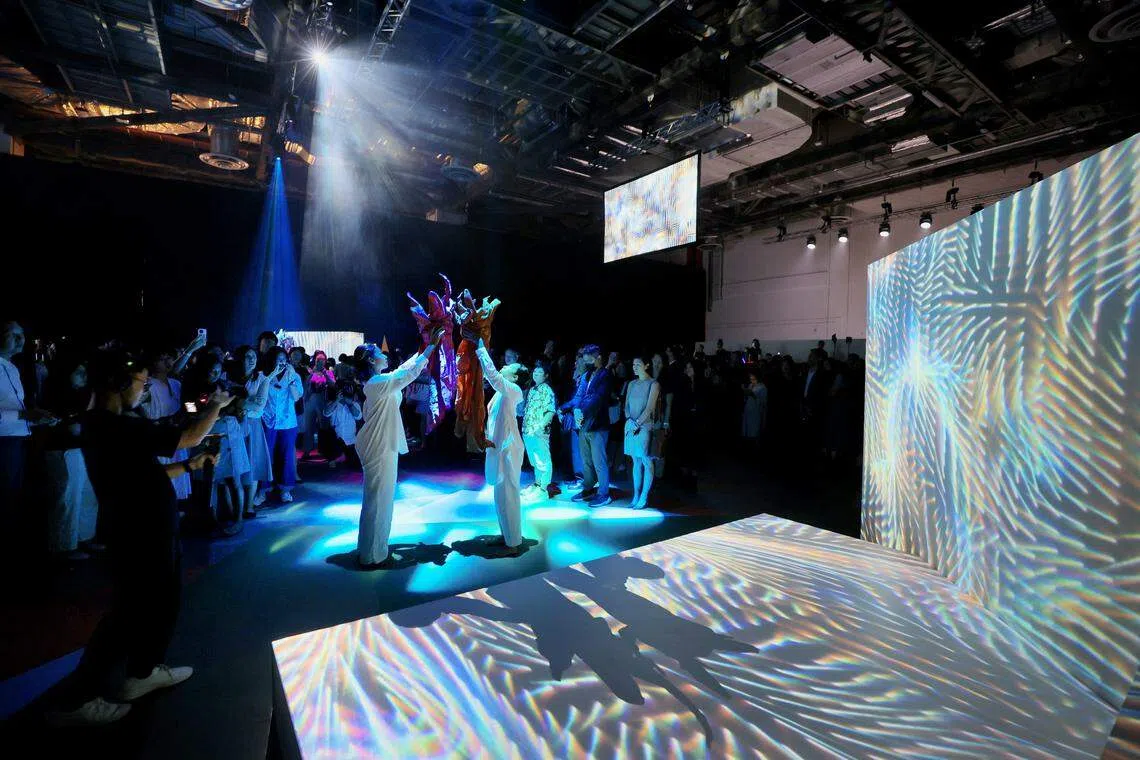 P7:1SMA舞团在出席嘉宾周围演出，音响设计出自郭文娴。（龙国雄摄）