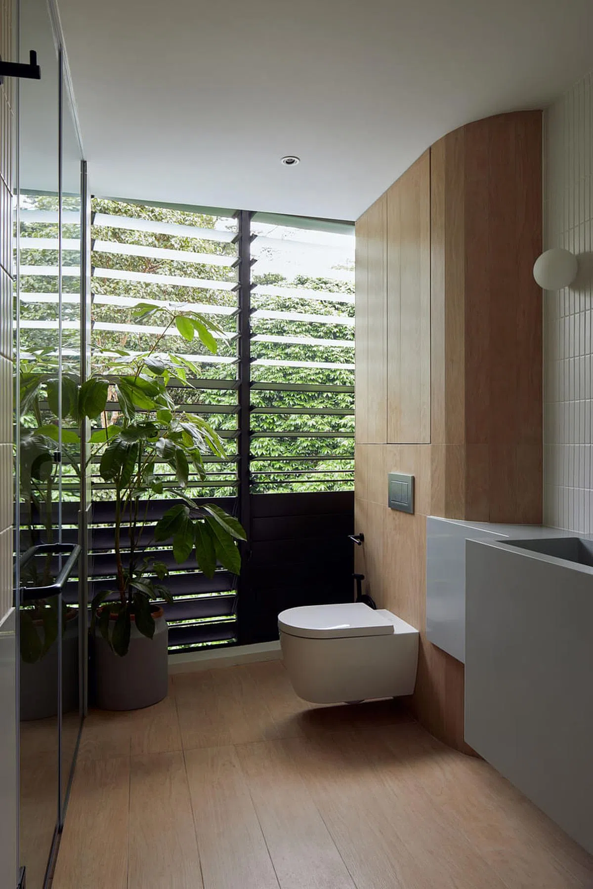 打开卫浴间的落地百叶窗，即能在武吉知马自然保护区的郁郁葱葱中洗涤身心。