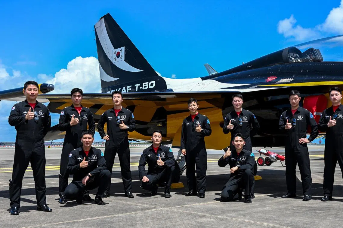 参加2024年新加坡航空展的韩国空军“黑鹰”飞行表演队全体机师。“黑鹰”这次派出包括一架备用机在内的九架T-50B教练机、三架用于运输人员及货物的C-130运输机，以及110多名军人。他们一行2月11日从韩国原州出发，经济州岛、菲律宾克拉克和马来西亚纳闽（Labuan）等地，于13日抵达新加坡。（韩国空军提供）