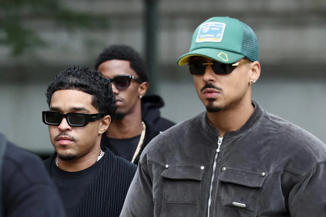 P.Diddy的另一亲生子Justin Combs（左）和养子嘻哈歌手Quincy Brown（昆西布朗）现身法院。（路透社）