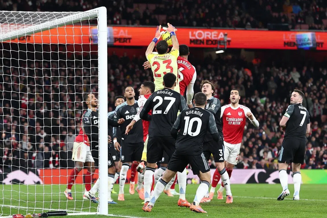 炮兵中卫加布里埃尔（中红衣）高高跃起，力压维拉门将马丁内斯（中黄衣）将球顶进大门。（路透社）