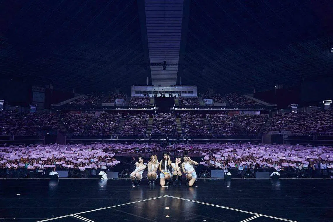 (G)I-DLE与台下粉丝大合照。（取自(G)I-DLE IG）