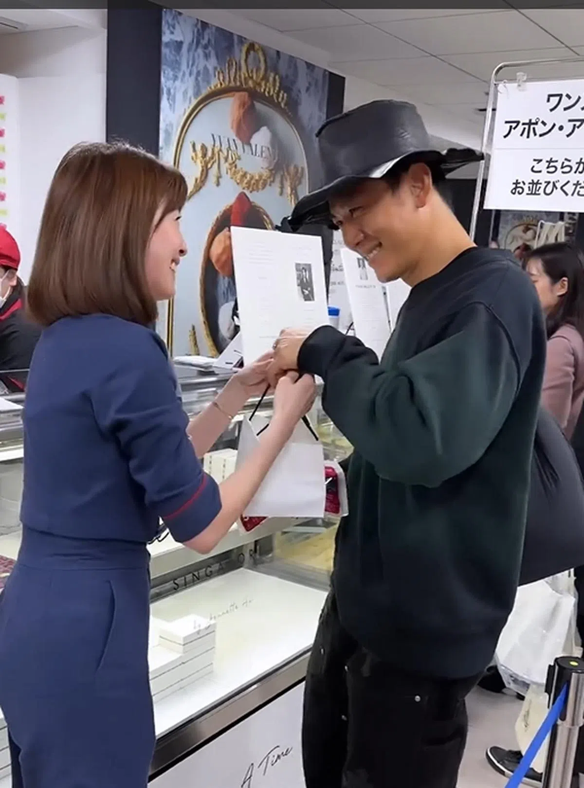 老板欧萱亲自服务购买甜点的戚玉武。（视频载图）