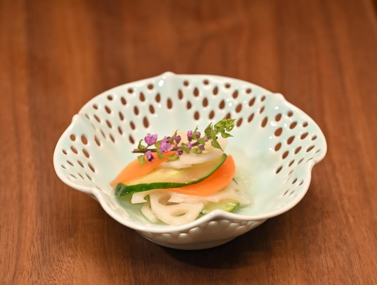 竹岛成树的福冈家乡小菜Achara-zuke是一道日式腌菜，在腌制后加入几滴芝麻油，赋予爽脆清新的风味一抹温润香气。（唐家鸿摄）