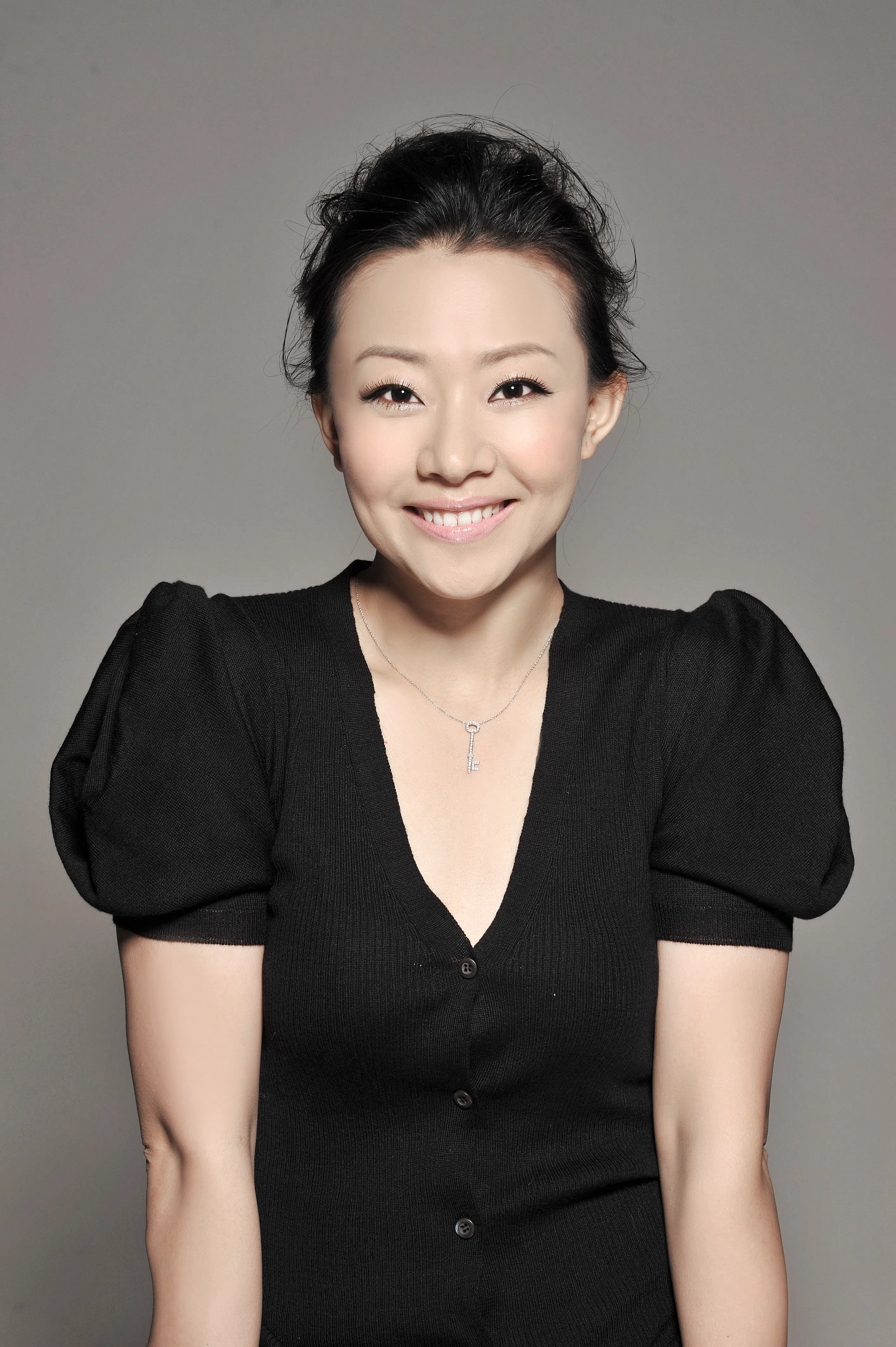 李红是中国中央戏剧学院表演系教授，身兼演员、戏剧导演和表演指导，将重新诠释侍萍一角。（滨海艺术中心提供）