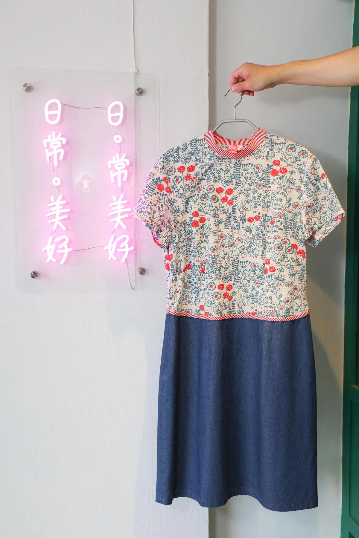 彤彤友谊商店的民国风女学生连衣裙。（李冠卫摄）