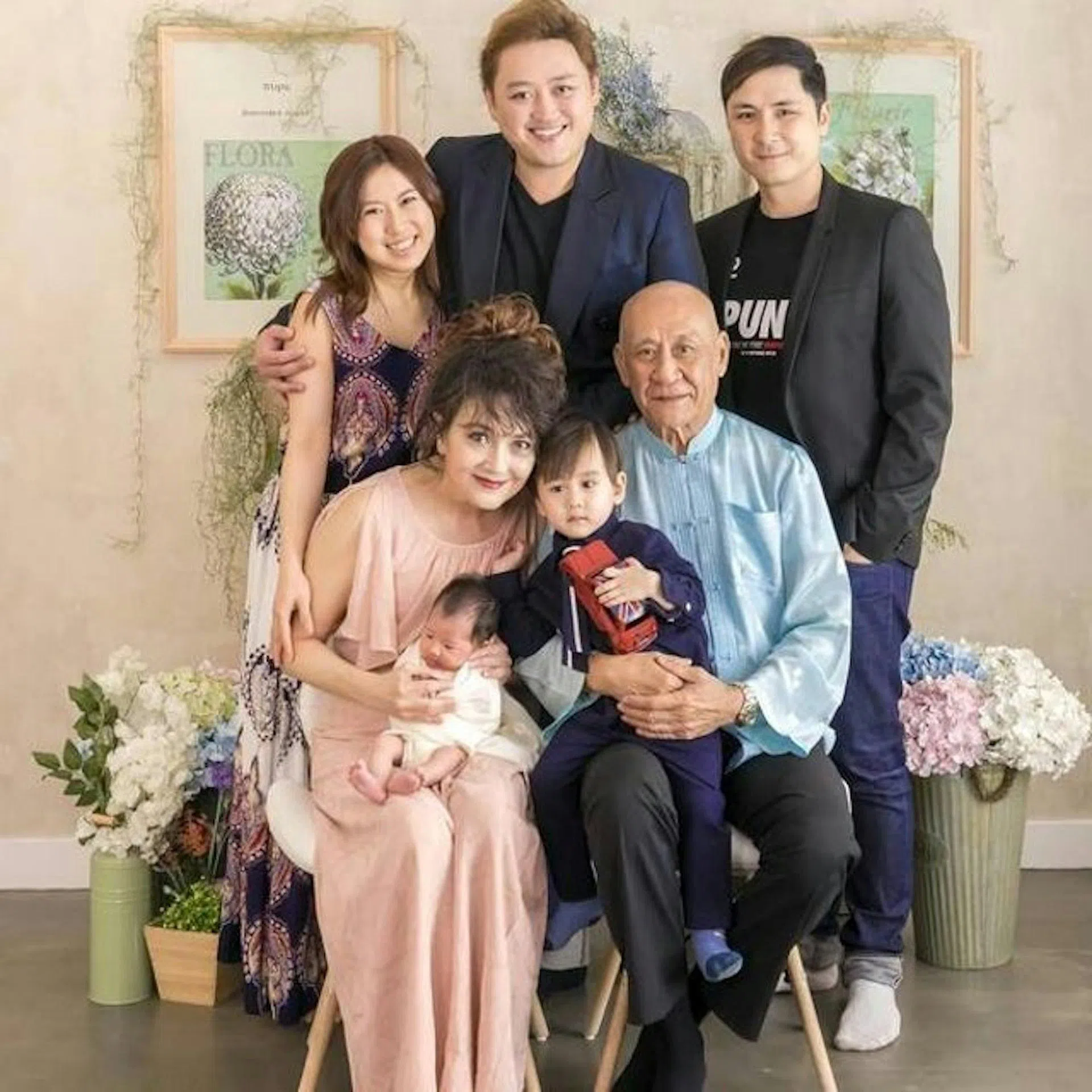 随着施明（前排左一）逝世，李家乐融融景象不再。李家鼎（前排右）炮轰长子李泳汉（后排中）和长媳Conny（后排左）榨干他棺材本。后排右为小儿子李泳豪。（互联网）