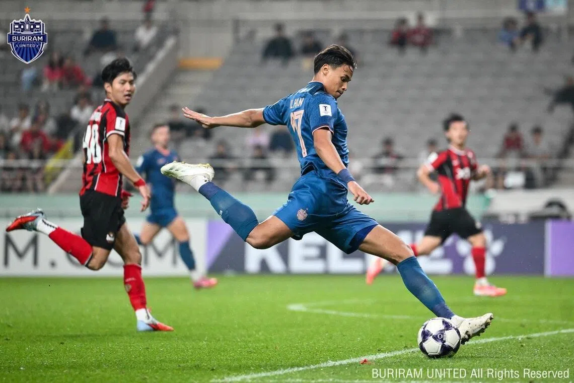 效力于泰超武里南联队的雄狮国脚伊尔汗（蓝衣），将在本赛季结束后成为自由球员，但目前下家未定，他透露会先专注于复出。（武里南联队提供）