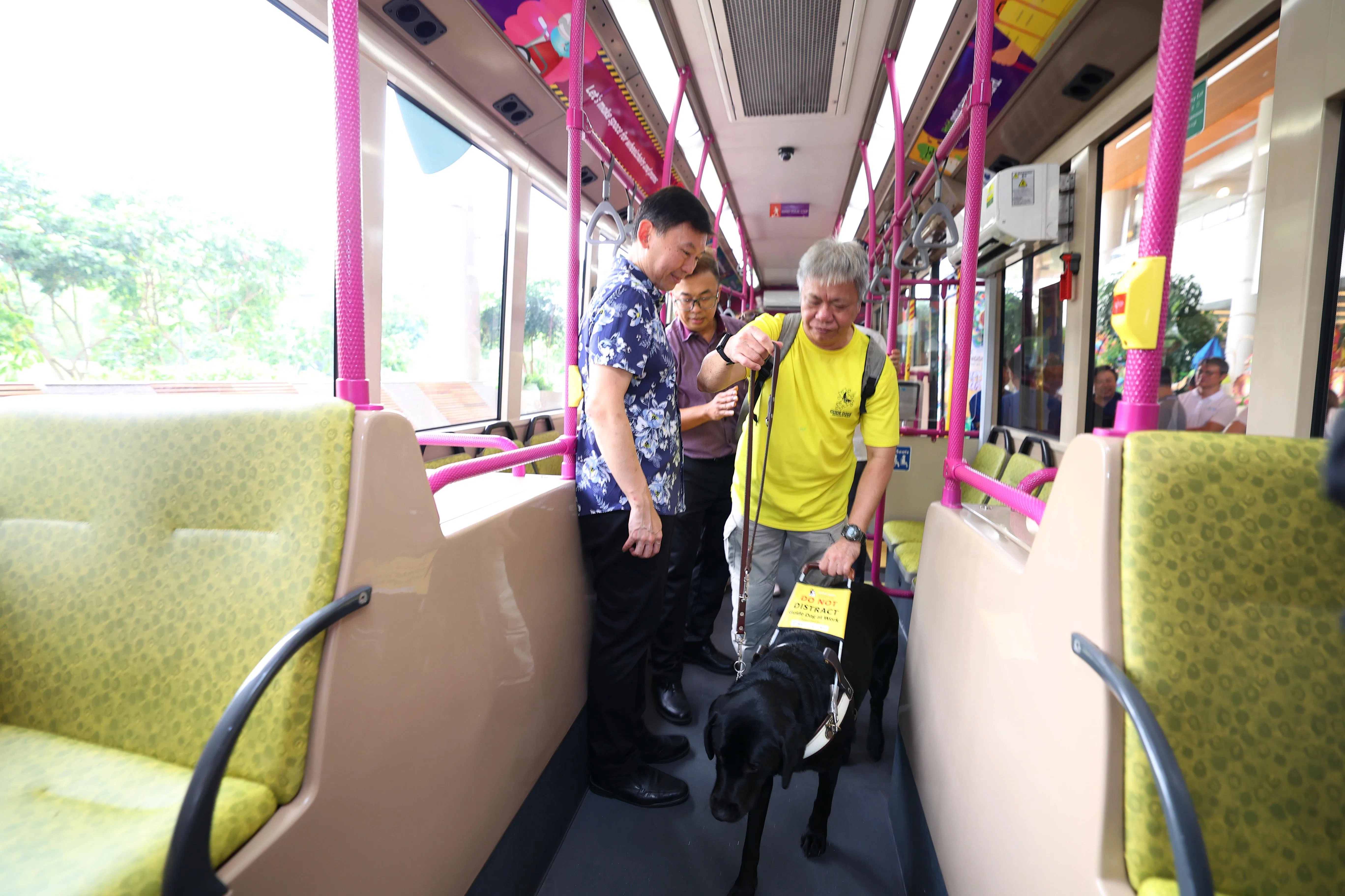 代交通部长兼财政部高级政务部长徐芳达（左）了解新捷运的CARES教育巴士，如何协助视障者林怀彦（右）等有需要者熟悉巴士环境。（林明顺摄）