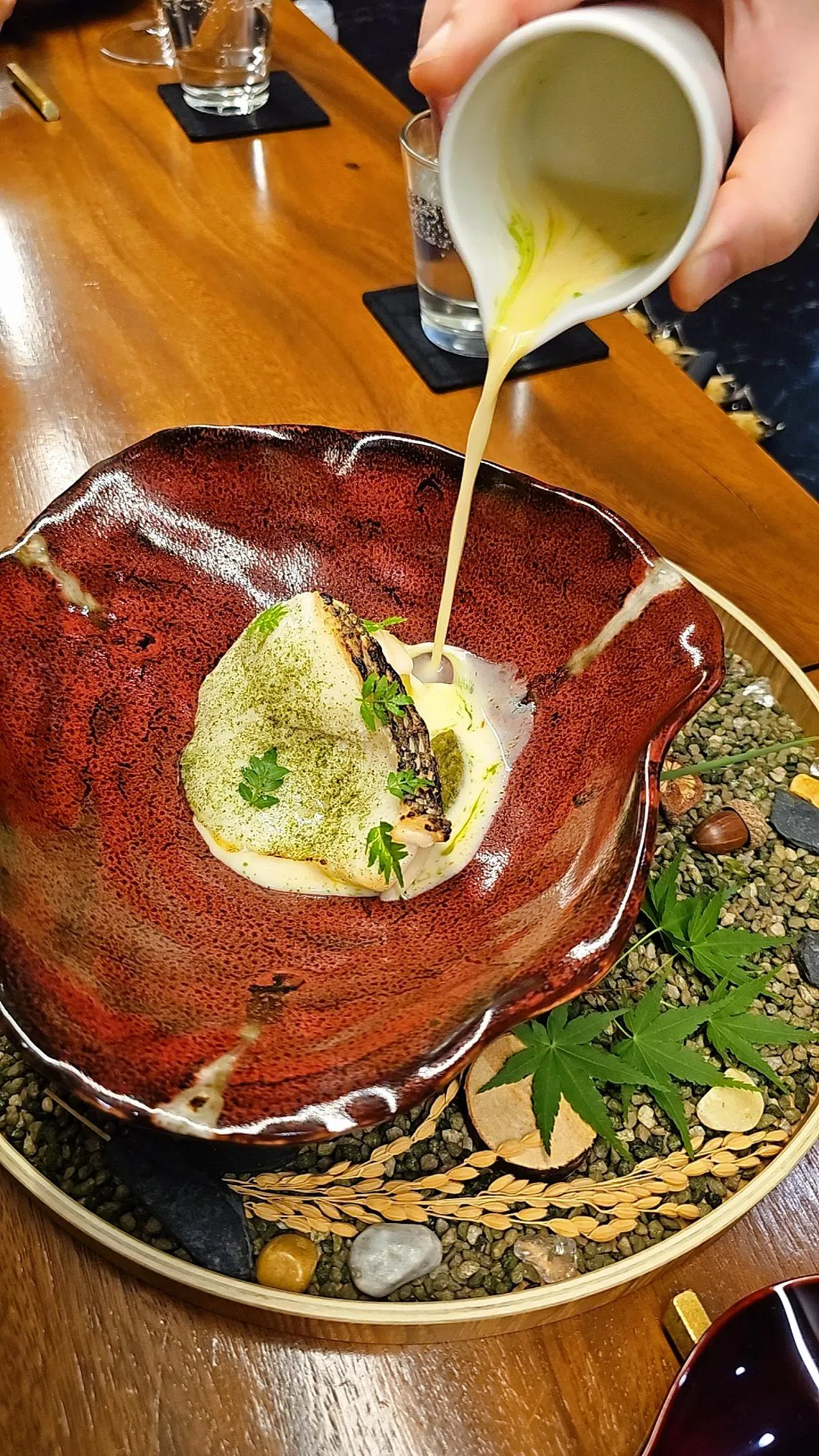 犬牙南极鱼的做法以经典川菜酸菜鱼为灵感，汤汁更香浓，撒上藤椒粉，微微清香麻爽。（黄亿敏摄）