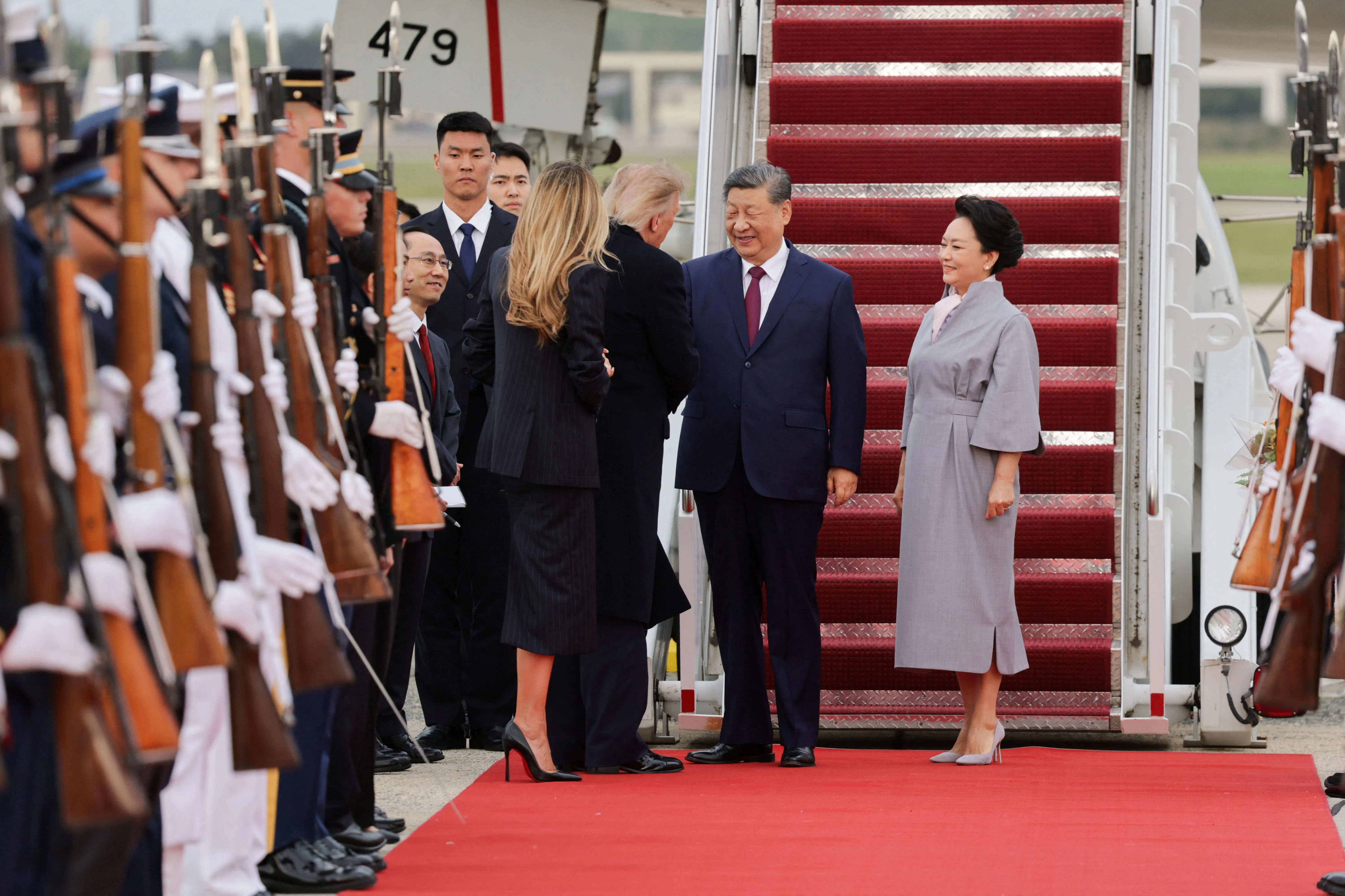 美国总统特朗普和夫人梅拉尼娅（左）热情迎接习近平伉俪。（路透社）