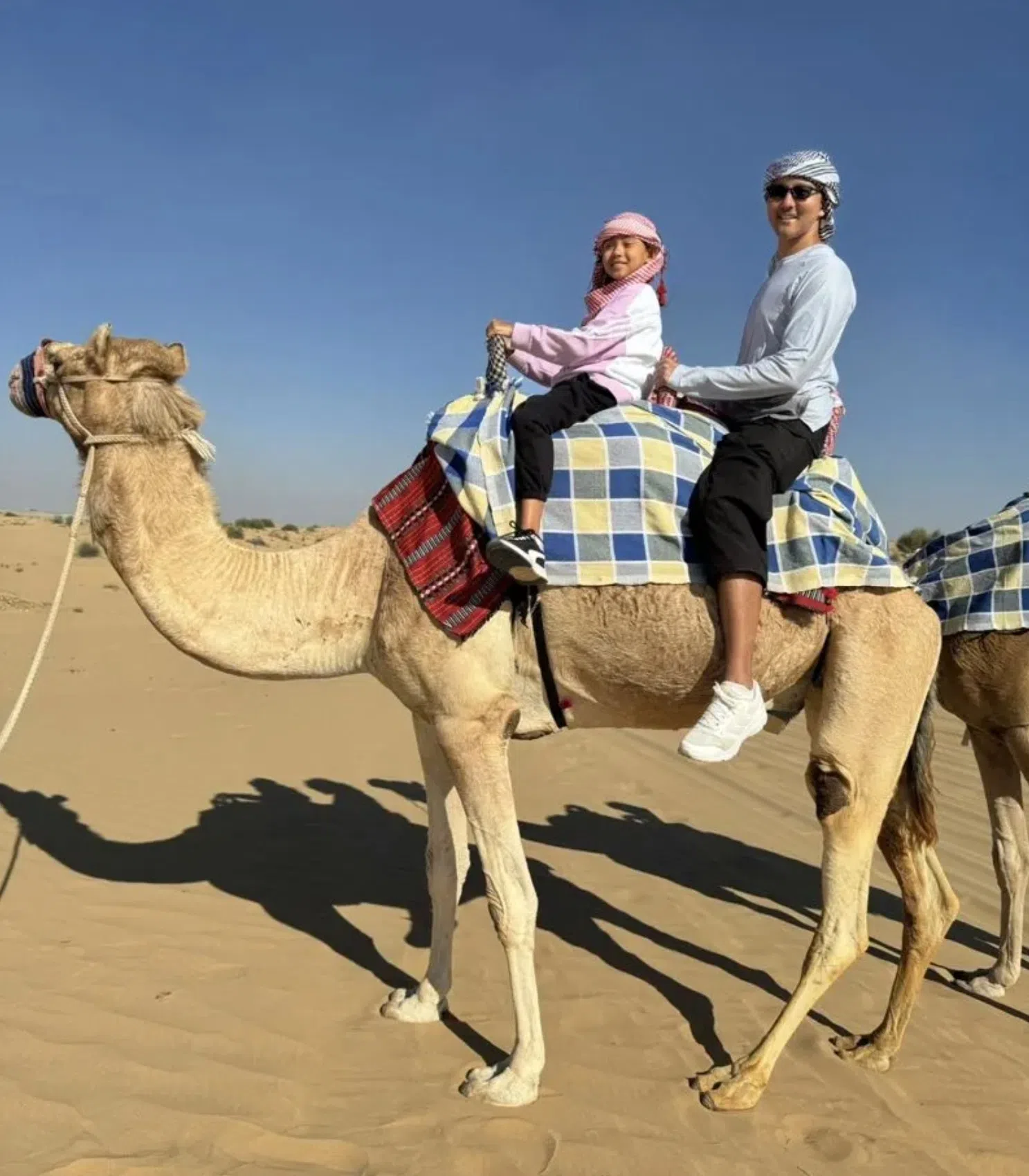 立威廉（右）带女儿到迪拜骑骆驼。（取自立威廉脸书）