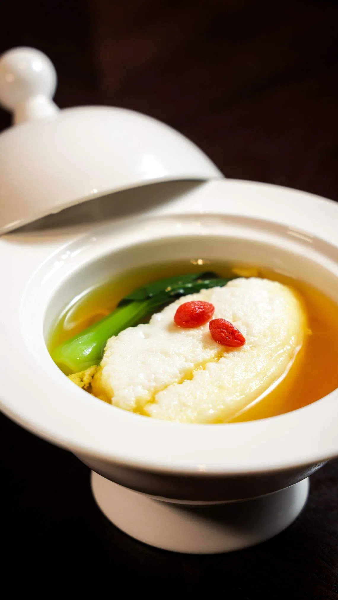 手工菜金品鸡豆花，其实是老母鸡鸡胸肉打成的鸡茸浆。（档案照片）