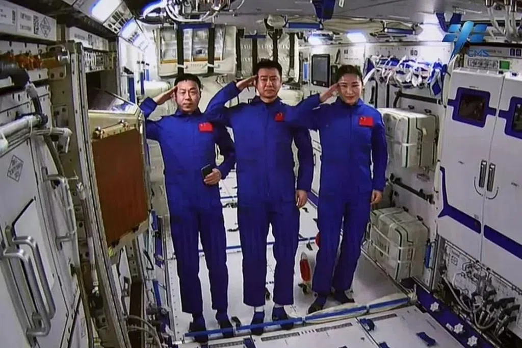 神舟十四号航天员乘组顺利进入问天实验舱