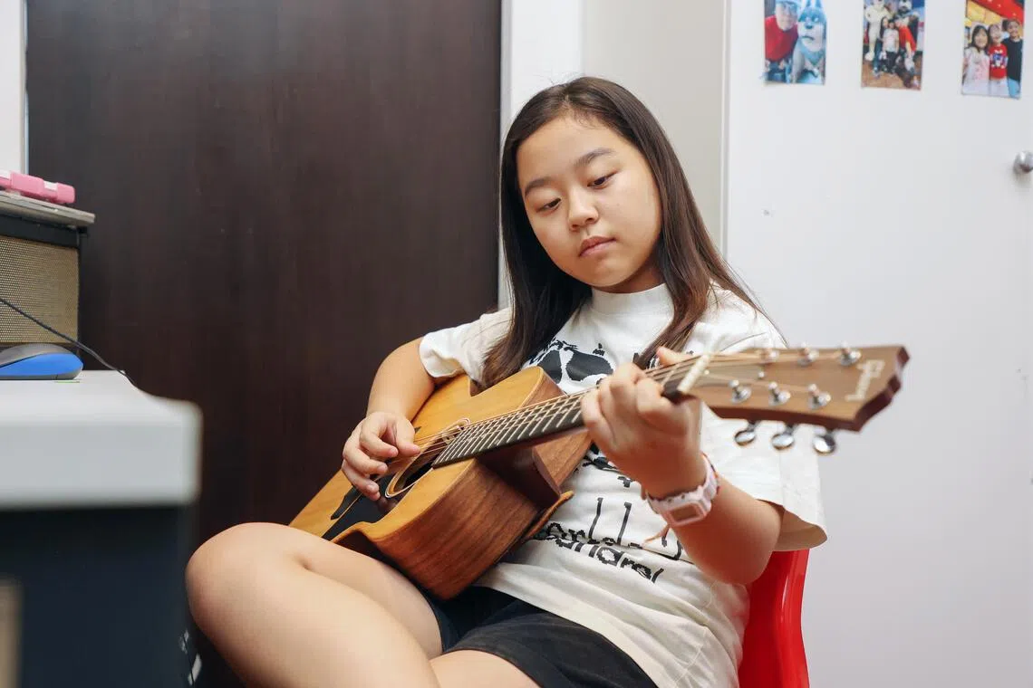 黄姿宁在包办词曲创作和伴奏的新歌“I’ll Never Forget”中有一段吉他独奏。（游甯稀摄）