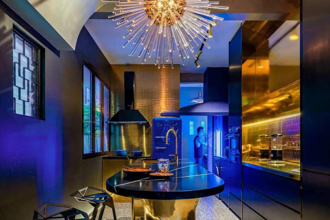 外太空主题厨房有一个特别定制的、金光灿灿的厨房岛。（图：Aaron Pong）