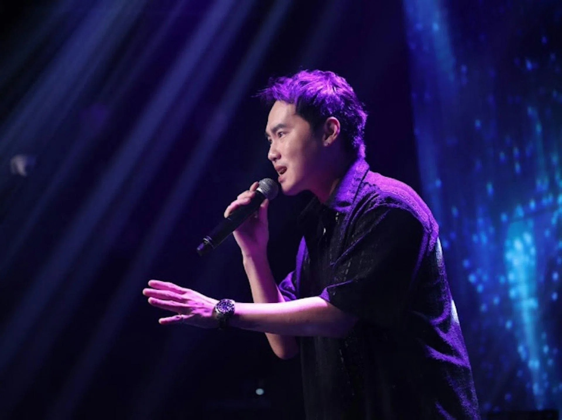 张峰议看到妈妈为自己操心而白了发，感到愧疚。（互联网）