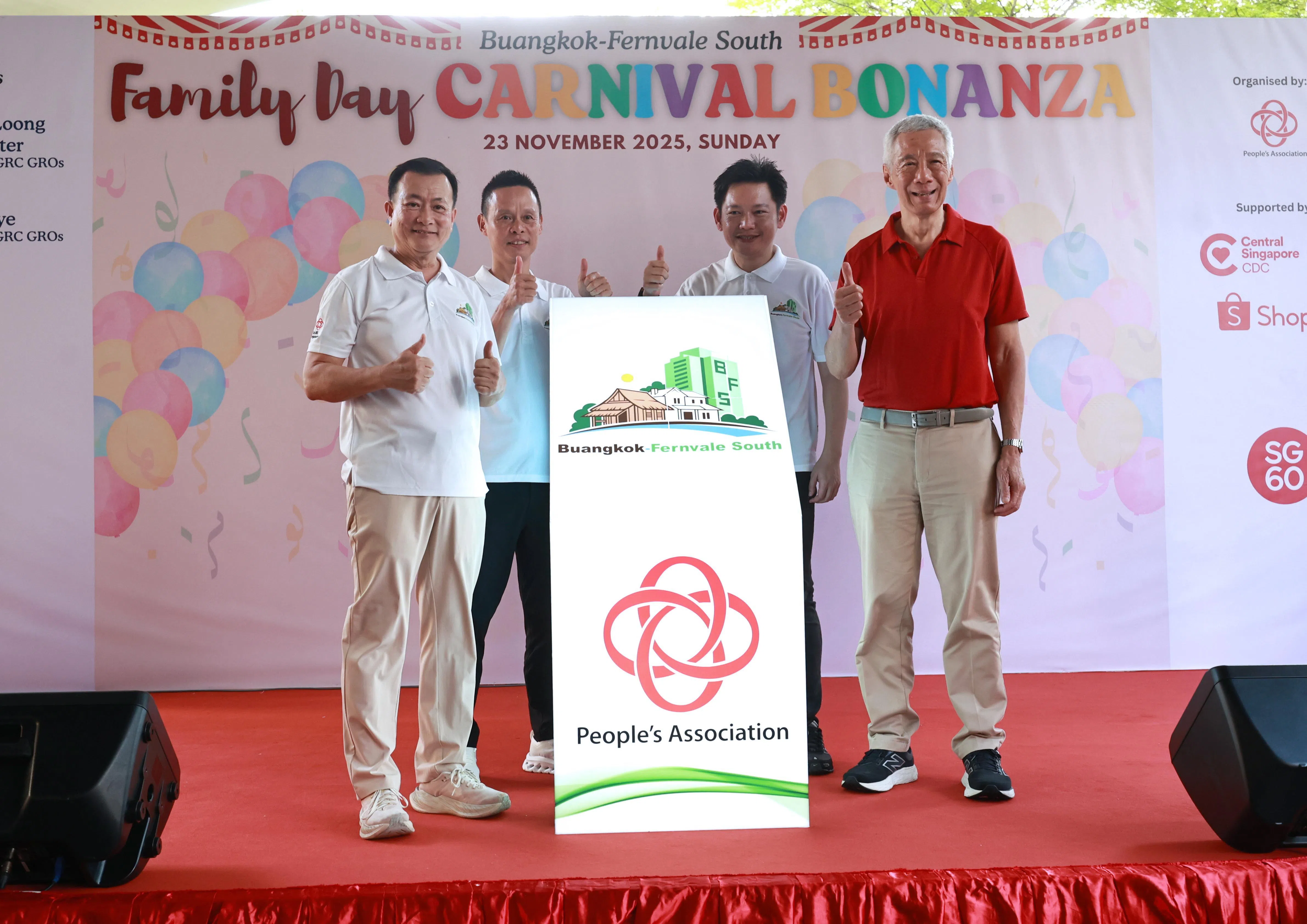 李显龙资政（右一）与赖添发（左一，万国—芬薇南区议员）以宏茂桥基层组织顾问身份，与这一区公民咨询委员会副主席吴嘉兴（左二）和主席王家毓（右二），共同为万国—芬薇南启用新标志。（周国威摄）