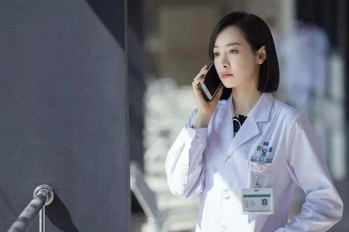 宋茜在剧中饰演独立直率的南飞，出生医学世家的她留学归来后成为整容外科医生。（互联网）