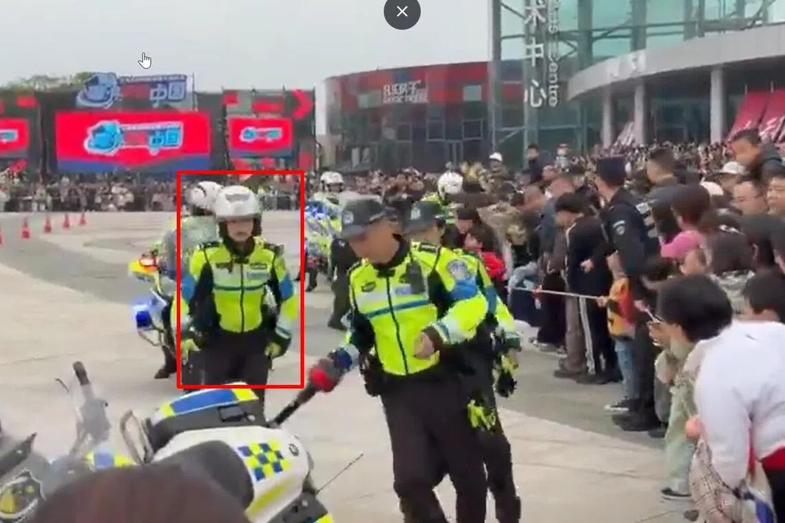 涉事女警（红框内）撞倒多名儿童后，无视身后伤者，第一时间招来队员查看车辆情况。（互联网）