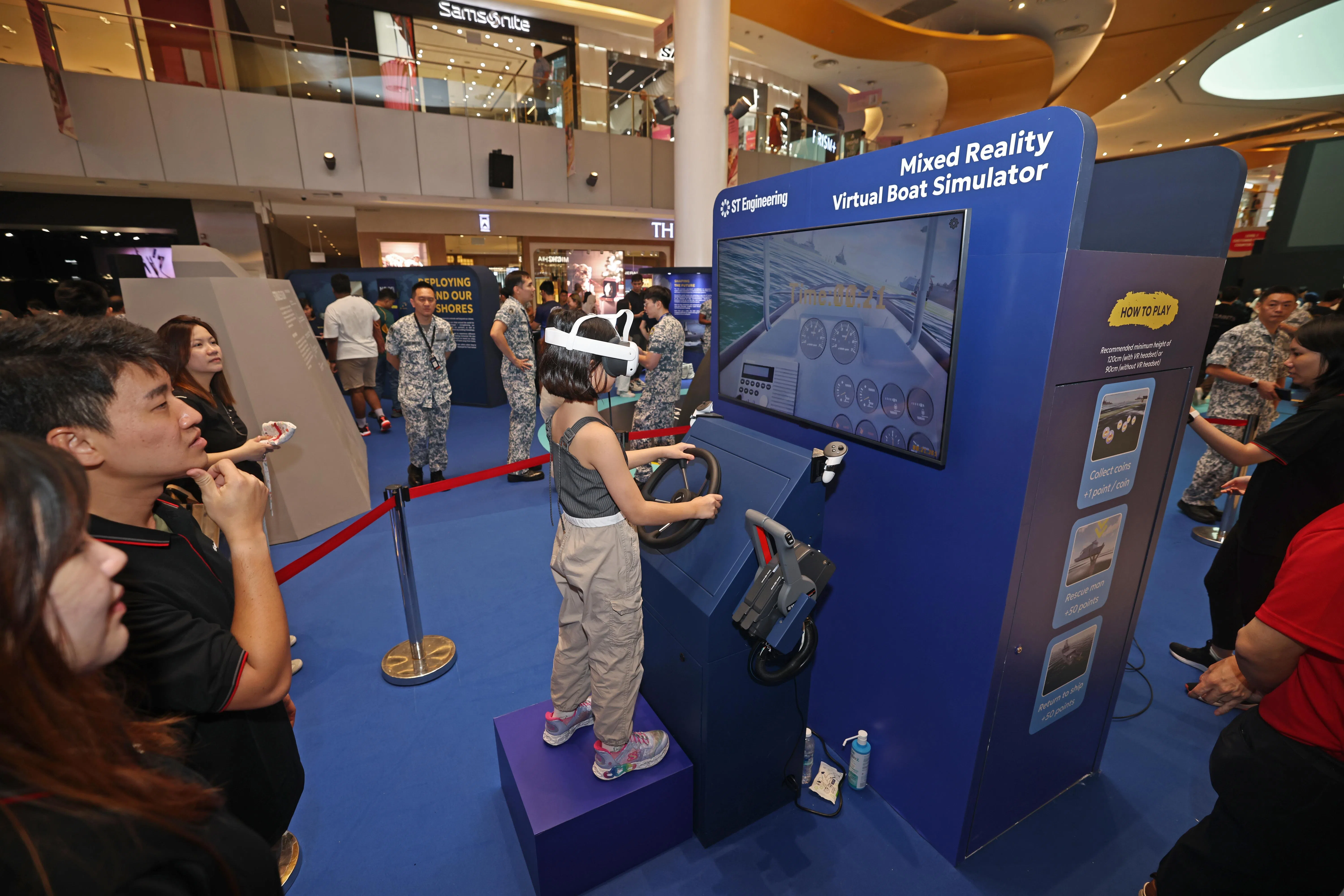 公众可佩戴VR眼镜，体验驾驶快艇乘风破浪。（陈渊庄摄）