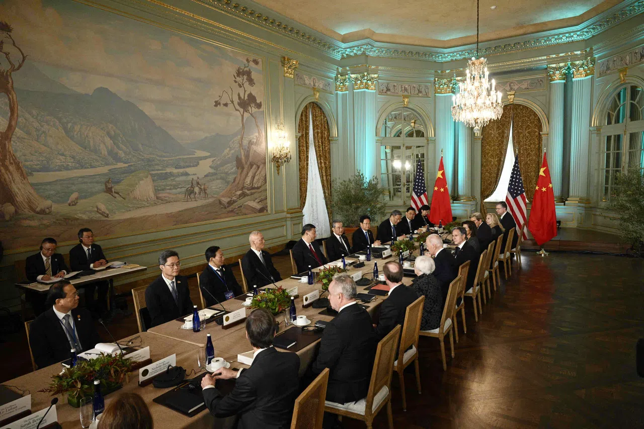 习拜会星期三（15日）在具文艺复兴风格的费罗丽庄园举行，背向镜头的是美方拜登团队，包括国务卿布林肯（右五起）、拜登和财长耶伦等；面向镜头的是中方习近平团队，包括中共政治局常委兼中央办公厅主任蔡奇（左四起）、习近平和中共政治局委员兼外长王毅等。（法新社）