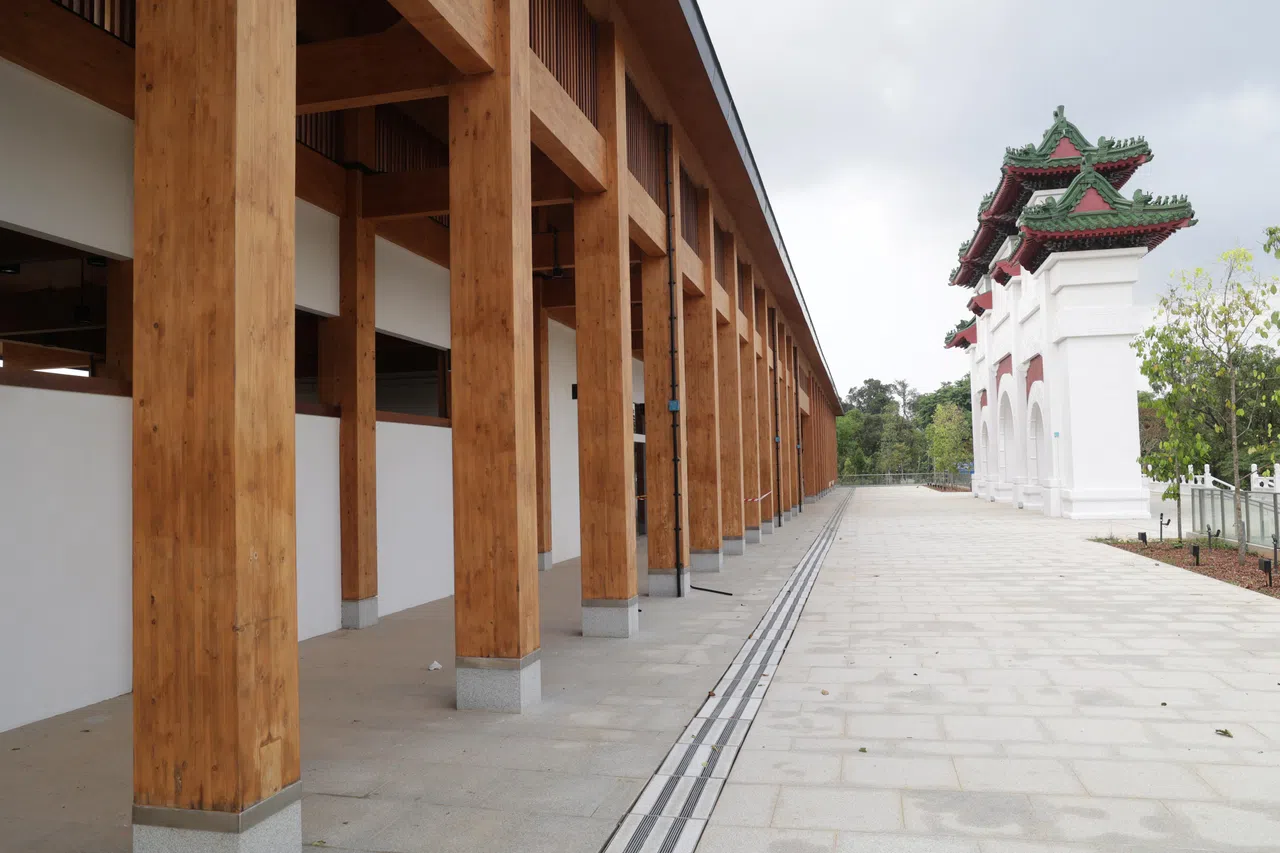 牌楼坊后方增建建筑，里头有新的裕廊湖花园展廊以及餐厅，访客既能享用美食，也能进一步了解花园的发展历程。（蔡家增摄）