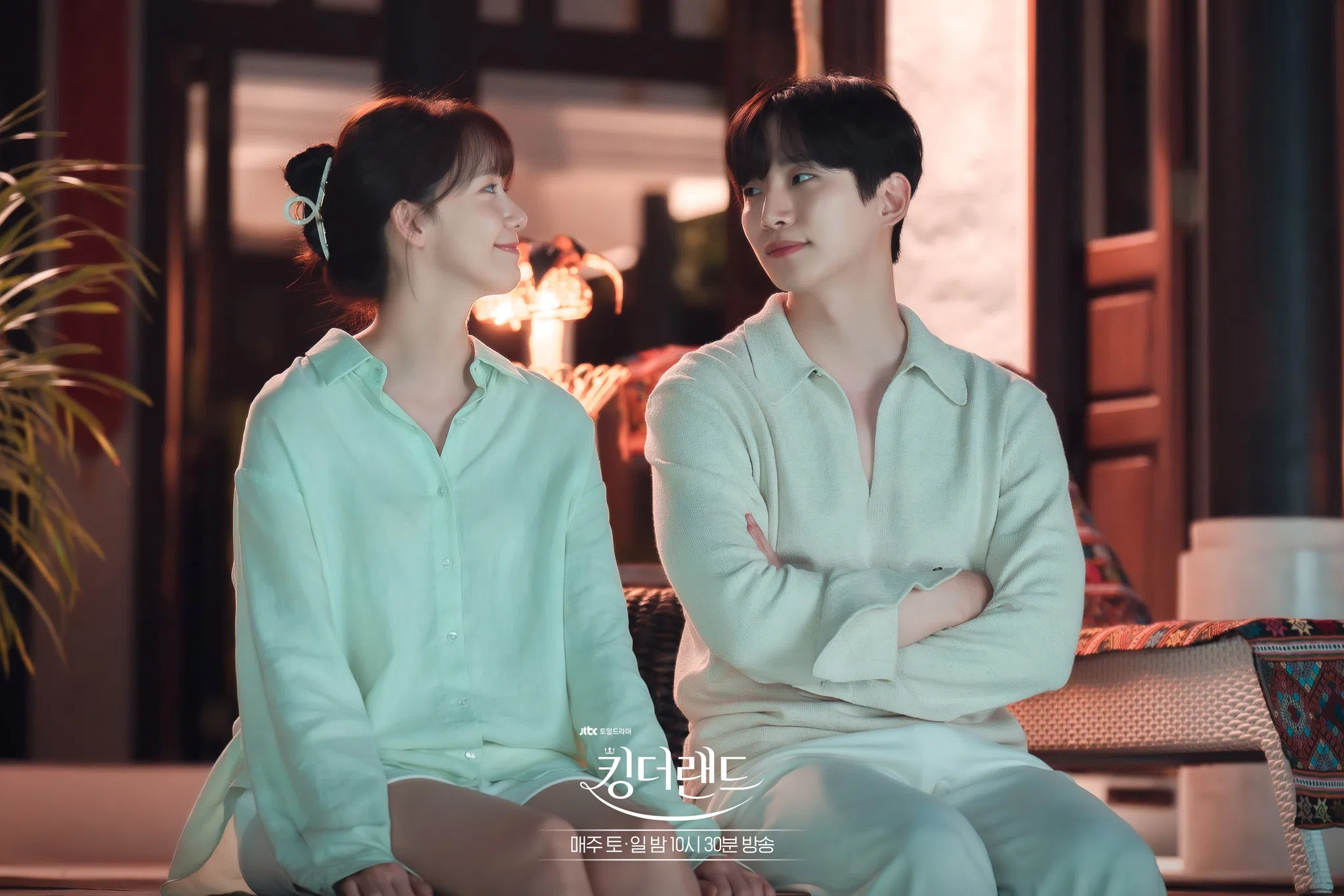 林润娥（左）和李俊昊在《欢迎来到王之国》中冤家变恋人。（取自JTBC Drama脸书）