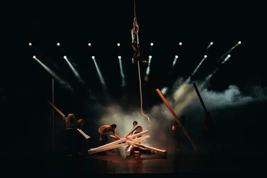 在高空垂吊的绳子上爬行，搬动逾三米高的柱子，几种画面在台上同步进行，是对演员技艺和空间运用力的考验。（台中国家歌剧院提供）
