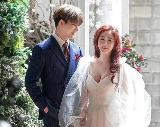 咸素媛（右）和“富二代”老公上韩综《妻子的滋味》，但节目出现的豪宅和名车竟然不是他们的。（互联网）