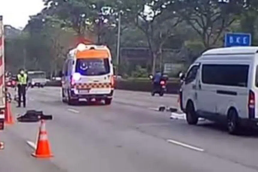 被告撞上电单车，57岁骑士受困车底。民防人员将他救出后，当场宣告他伤重死去。（档案照片）