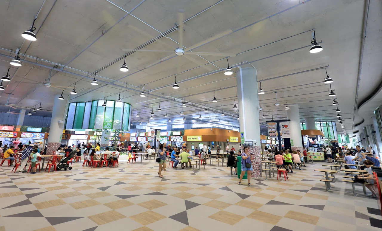 位于兀里连路第202C座的兀里村小贩中心，占地3255平方米，设有超过150张桌子和600多个座位。（何炳耀摄）