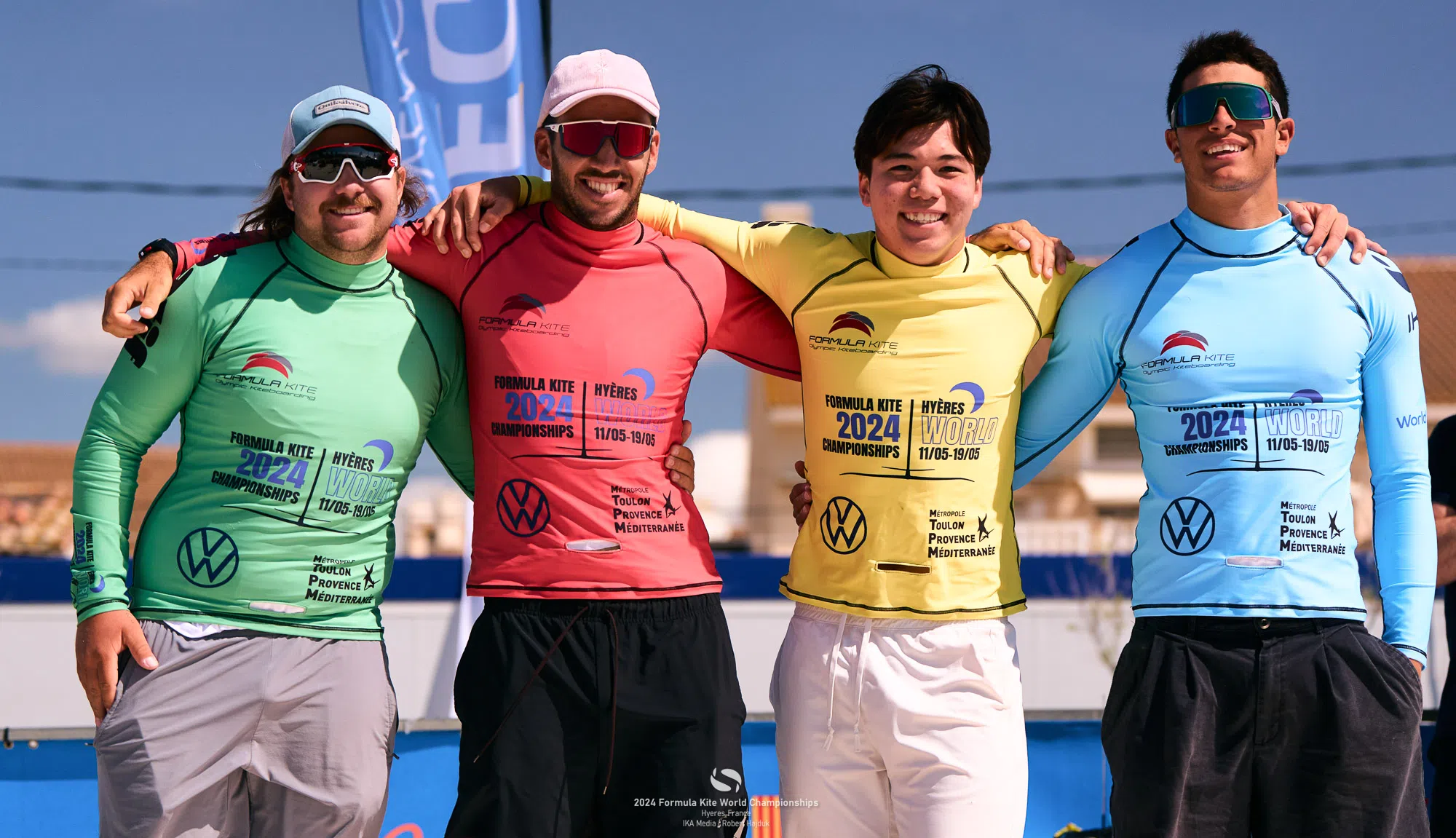 我国小将墨士廉（右二）带着两场胜利进入决赛。（取自水翼风筝板世锦赛官网）