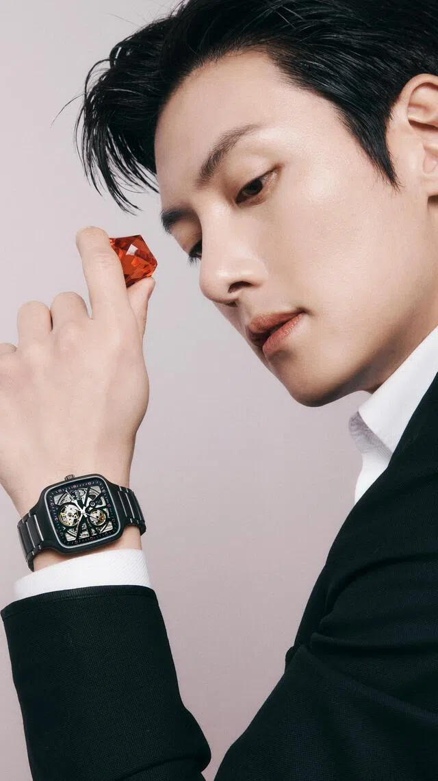 雷达表与池昌旭限量合作款以磨砂黑色高科技陶瓷打造，搭配12颗红宝石。（雷达表提供）