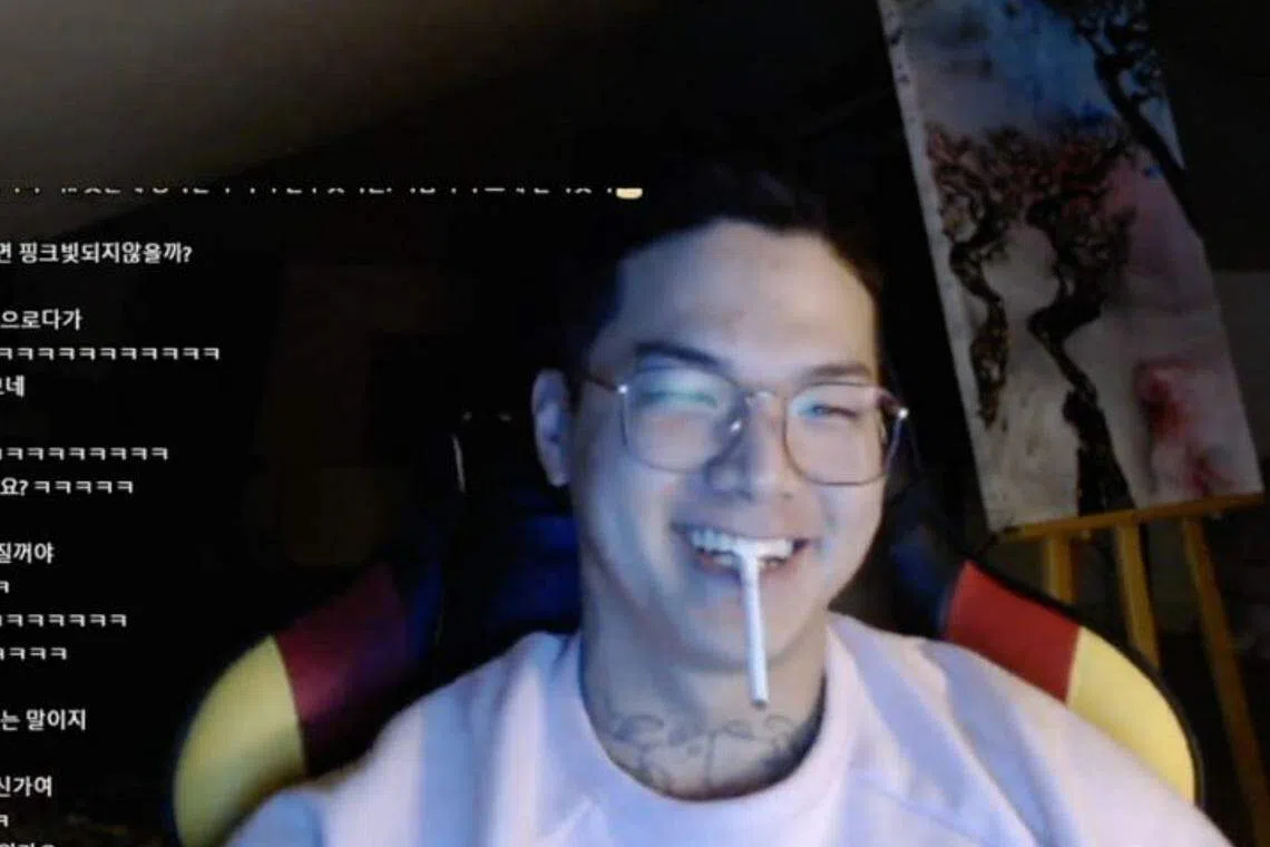 C.A.P在直播时抽烟被粉丝善意“提醒“（互联网）