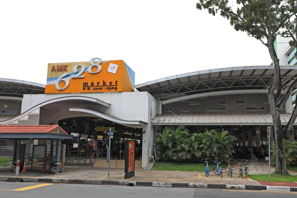 位于宏茂桥4道的628座巴刹与熟食中心，有不少朴实亲民的美食，值得一试。（何炳耀摄）