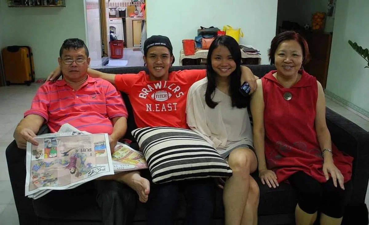 白礼顺（左一）靠卖潮州粥养大孩子，他的妻子（右一）是名家庭主妇。（受访者提供）