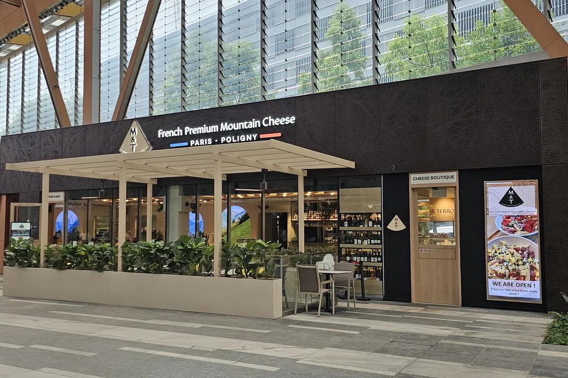 二合一的法国乳酪概念店Monts & Terroirs，有零售区和餐区。（黄亿敏摄）