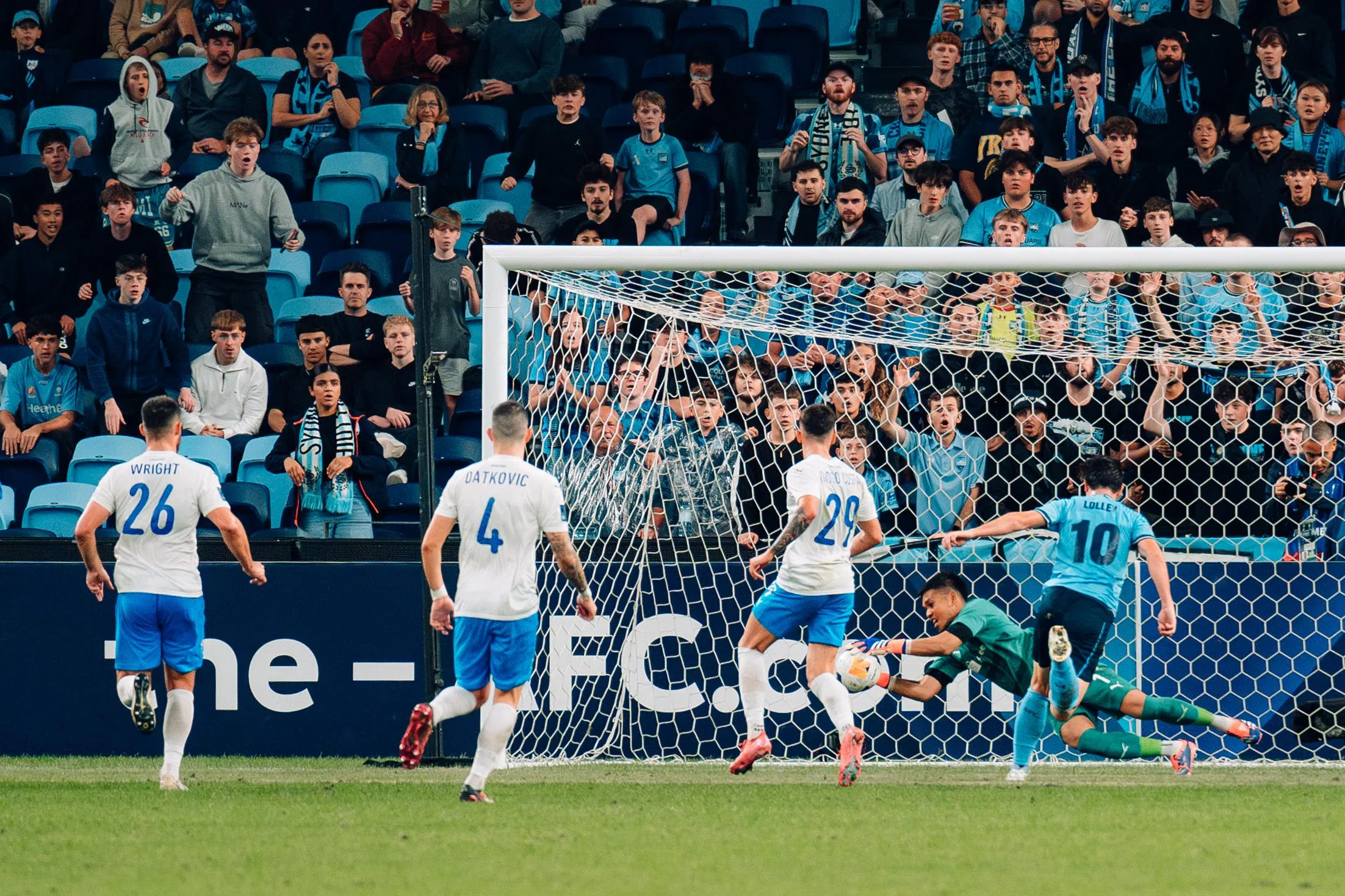 狮城水手门将伊兹万（右二）在比赛中扑出洛里的头球。洛里虽然过后终于洞穿伊兹万的十指关，但水手依然笑到最后。（狮城水手提供）