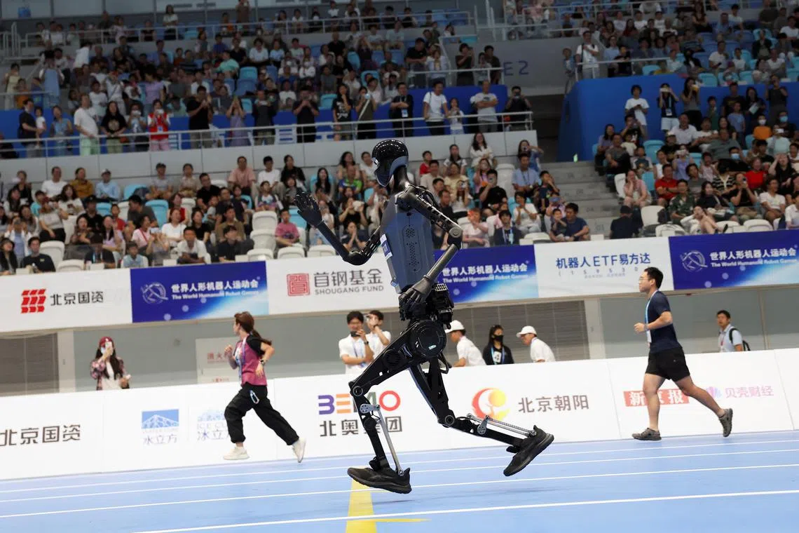 一台“天工”人形机器人星期六（8月16日）参加百米赛跑。（路透社）