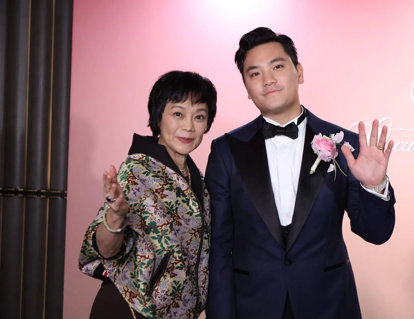 张艾嘉告诉媒体，婚礼和晚宴的开销都由儿子负责，她说儿子有能力，不用她赠送。（互联网）