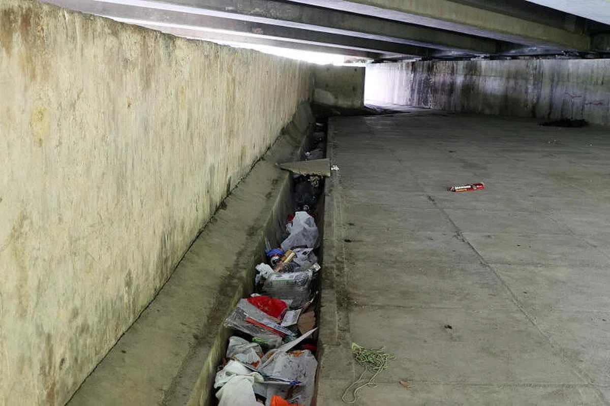 桥洞内的地面和沟渠发现不少塑料瓶、铝罐、塑料袋和残羹剩饭。（饶进礼摄）