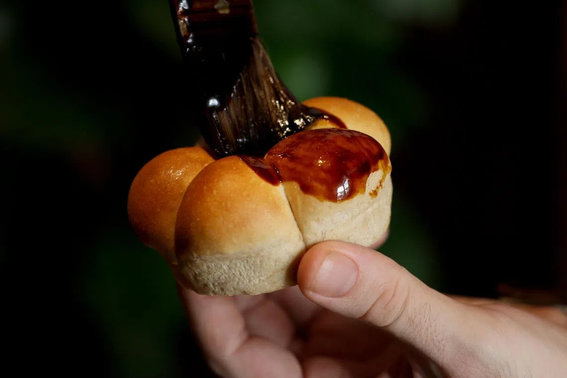 餐馆Latido的黑麦面包，表面涂有发酵蘑菇和枫糖。（龙国雄摄）