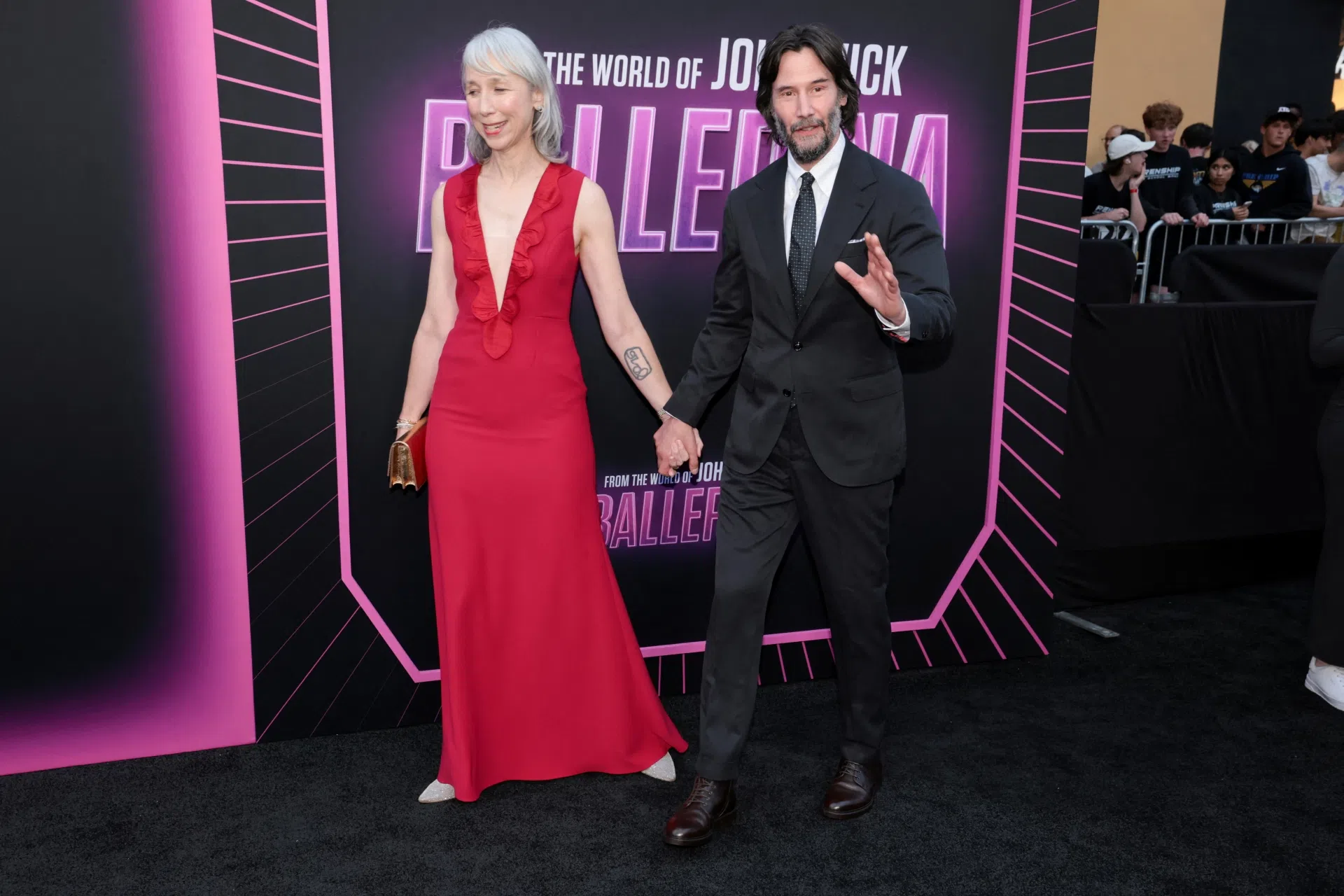 Keanu Reeves（右）终能找到灵魂伴侣，粉丝们都开心送上祝福。（路透社）