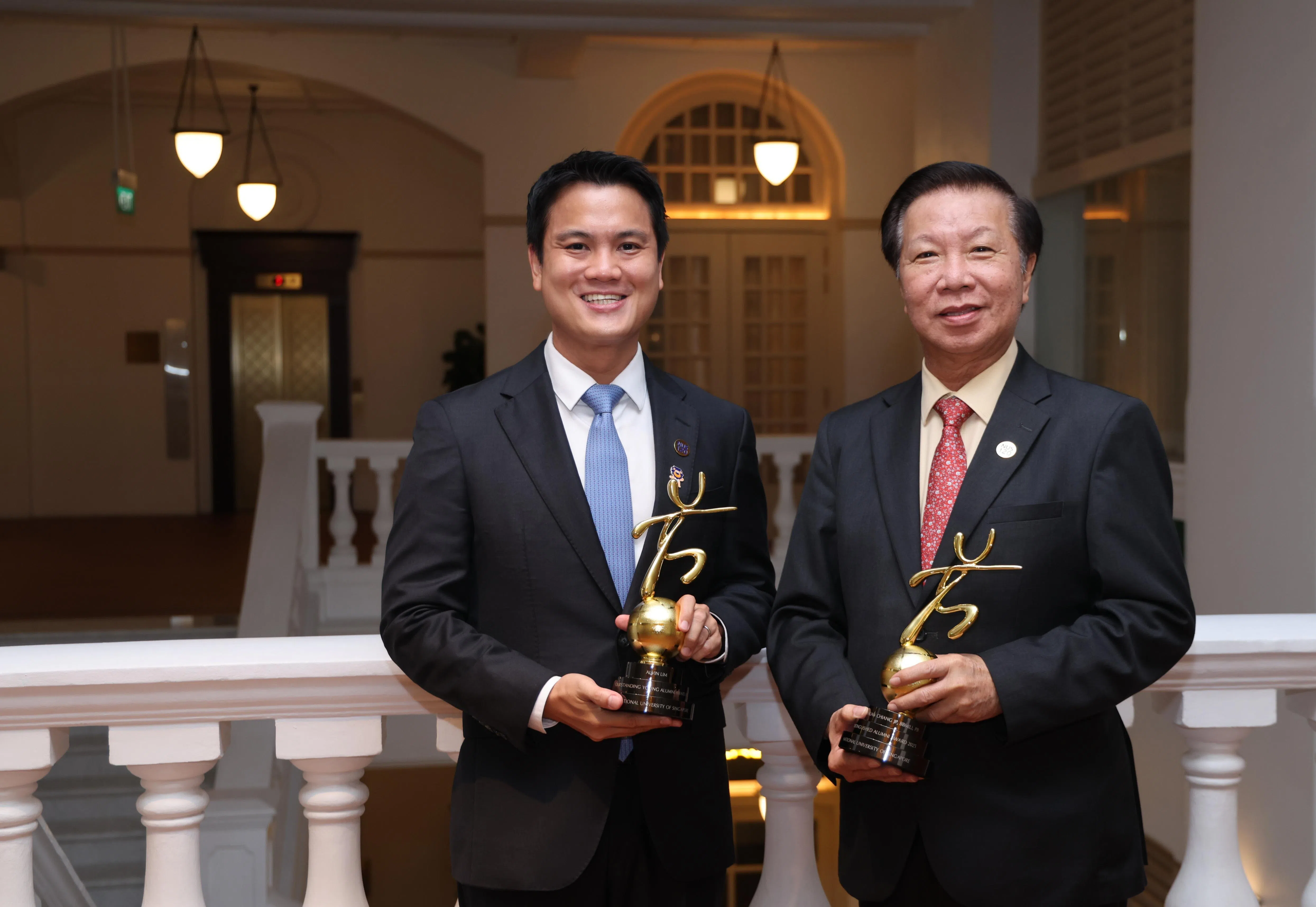 曾任职于新加坡报业控股华文媒体集团的智慧控股集团总裁林焕章（右）获国大颁发卓越校友服务奖。环保桥国际有限公司首席执行官兼联合创始人林善佳则是今年获得杰出年轻校友奖的九人之一。（梁麒麟摄）