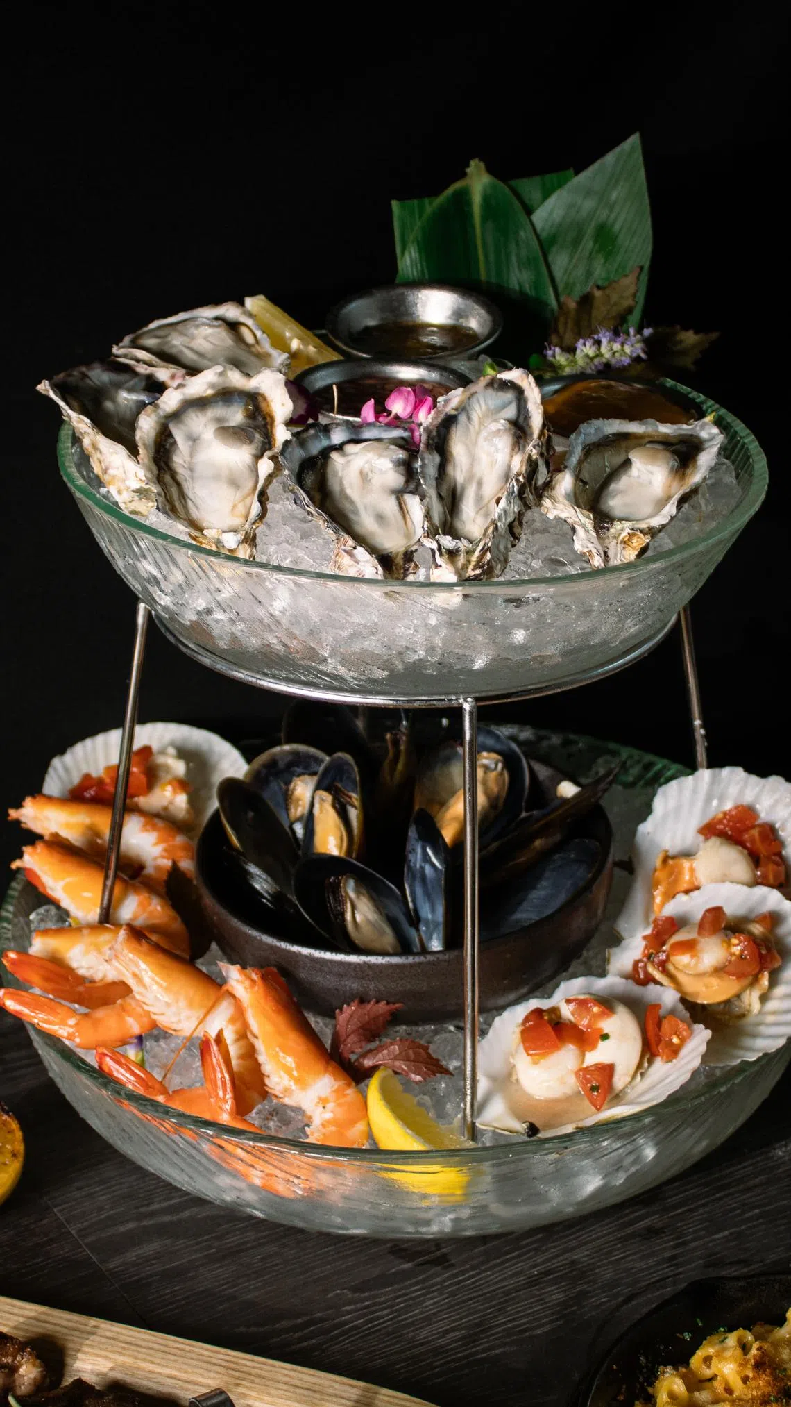 Barossa的冷食海鲜拼盘包括生蚝、老虎虾、贻贝和带子，配搭多种蘸酱。（餐馆提供）