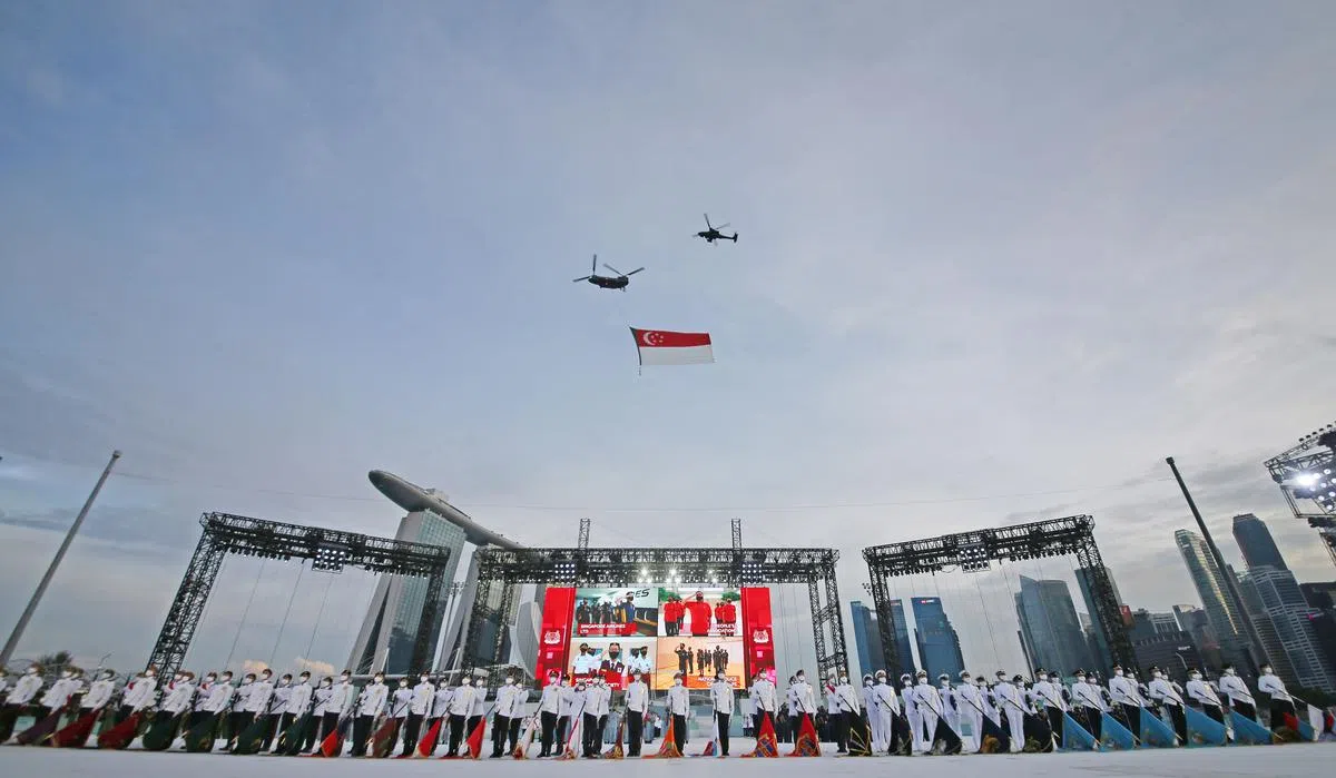 现场的检阅礼只有武装部队参加，代表社会和经济支柱的团队，以及学校的制服团体，则通过视频参与。（谢智扬摄）