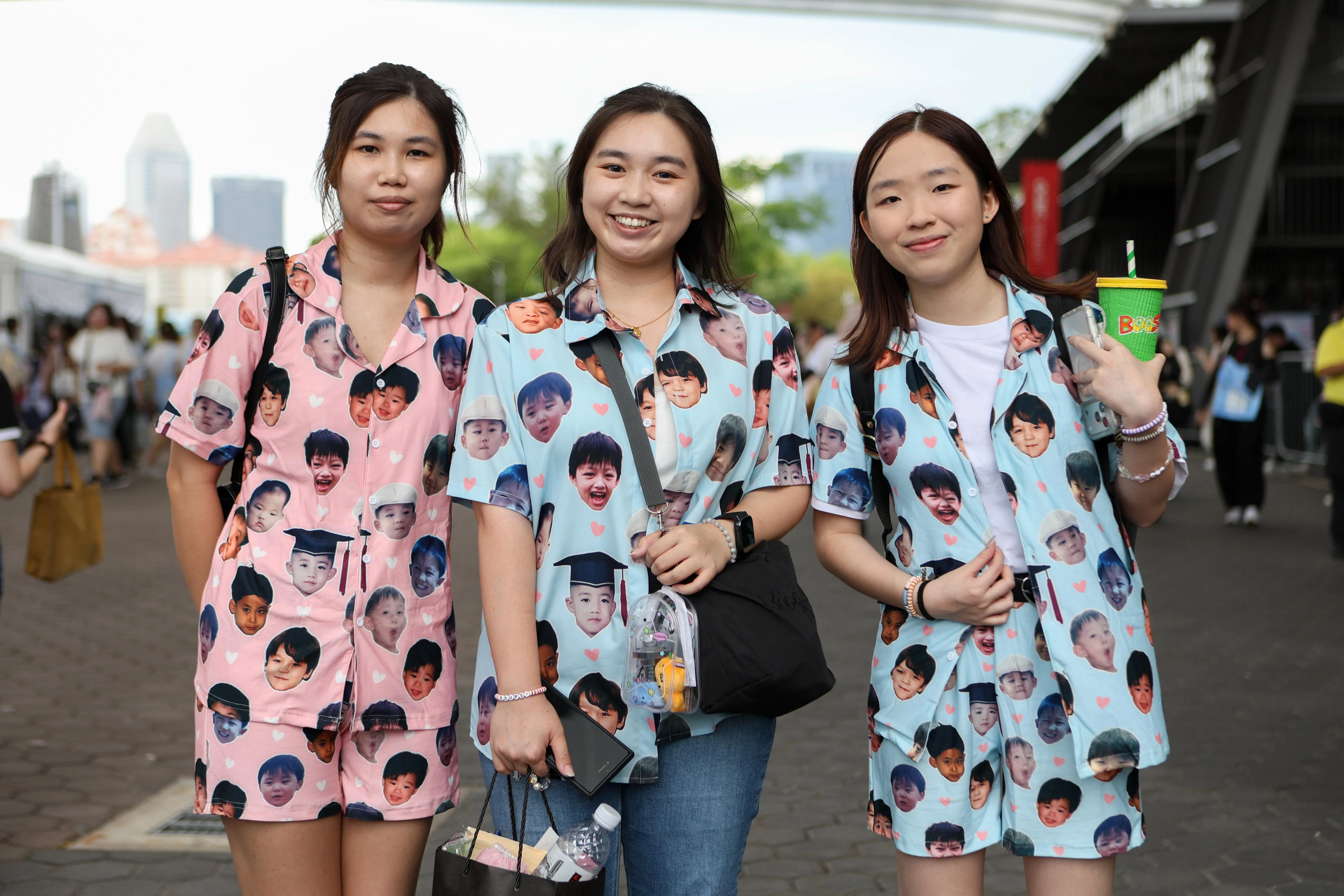 诗涵（左起）、紫璇和钰琦穿着印有Seventeen成员童年大头照的睡衣看演出。（特约摄影李姿仪）
